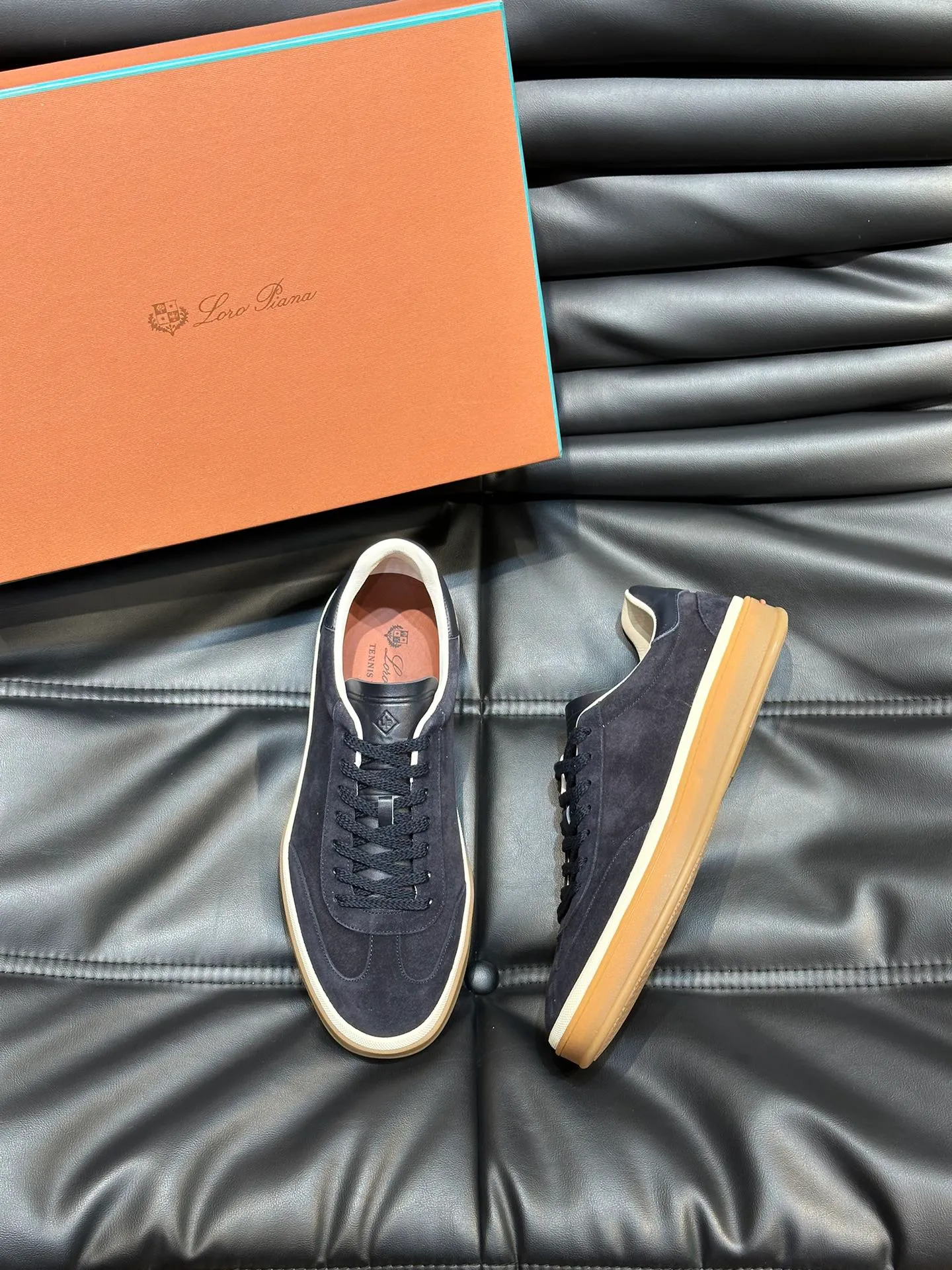 p420 Men's Shoes New 🆕Lp Old Money Style Men's Low-top Casual Tennis Shoes Loro Piana's high-end series has launched sports shoe styles made of soft cowhide. The breathable properties and flexible texture of natural materials make the sneakers both functional and comfortable. The high-quality metal-free tanning and tumble process highlights the natural texture of the leather, while the camel-colored sole and white rubber trim create a double-layer sole effect, making it an everyday shoe that can easily create a lazy and casual style! Size: 39-44 (45, 46 customized